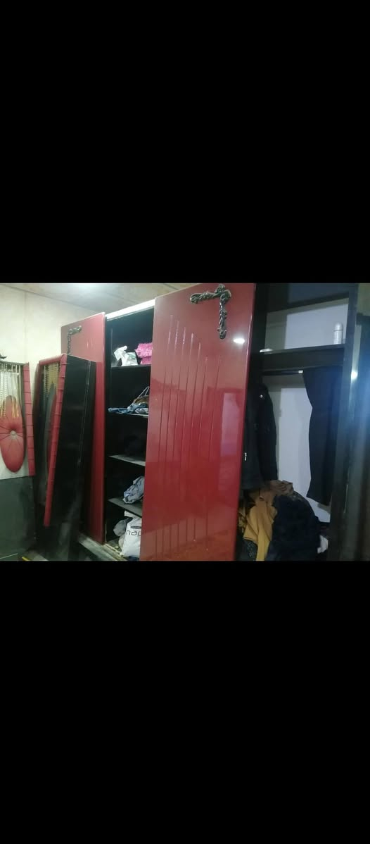 *********** تفاصيلها 
غرفه اربع خانات
ثلاث بيبان
جربايه كامله
زوايه اثنين
وميز ابو مرايه فقط المرايه باقيه  
 تحتاج تركيب ترجع جديد سعر 350 بيها مجال
