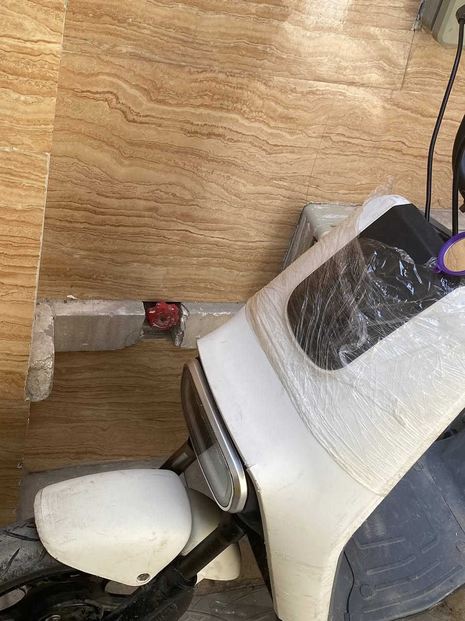 سلام عليكم دراجه شحن  للبيع من مكانها بغداد حي الجهاد سعرها 200 شغاله وتمشي سرعتها 35 40فقط يرادلها تبديل منفذ الشحن ب6 الف ***********واتساب واذا اكو مراوس ترهم
