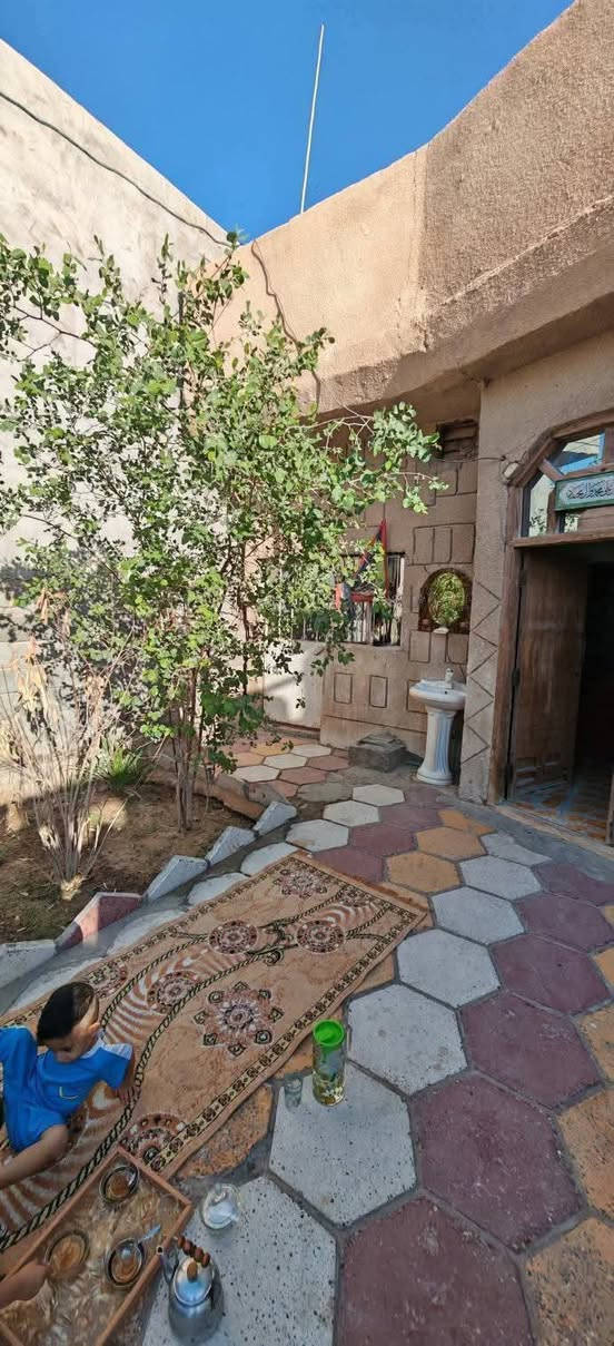🌹السلام عليكم🌹
تحيه طيبه *********** 
يعلن مكتب نور الذهبي✨
 عن توفر دار سكن للبيع
المساحه ١٨٠متر 🏠
 ابو الخصيب ابو الجوزي
قرب الملعب الخماسي 
يبعد كيلو متر عن🧍🏼‍♂️
الشارع السايديين
يحتوي البيت
غرف عدد3
ديوان وصاله
مطبخ وصحيات
وكراج بناء قديم نوع العقار طابو زراعي عراقي سند 25 
مجاري البيت على النهر🌊
بناء بلوك سعر البيت ٨٥مليون وبي مجال 
⚠️البيت على تبليط وليس فرعي⚠️ للستفسار 
*********** يوجد وتساب علي الرقمين
