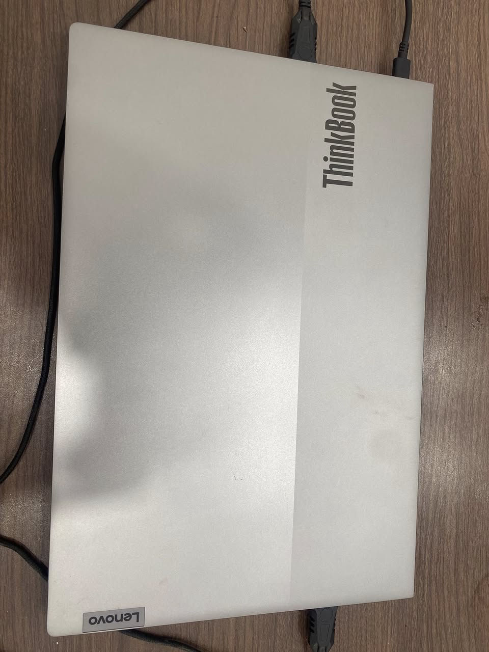 ## 💻 للبيع: لابتوب Lenovo بمواصفات ممتازة وأداء قوي
معروض للبيع لابتوب **Lenovo** أنيق ونظيف، مناسب جداً للدراسة، العمل المكتبي، برامج التصميم، والألعاب الخفيفة إلى المتوسطة بفضل وجود كارت شاشة منفصل.
### 🛠️ المواصفات الفنية (Specifications):
 * **المعالج (Processor):** Intel® Core™ i5-1135G7 (الجيل الحادي عشر) بسرعة أساسية 2.40 GHz وتصل إلى 2.42 GHz (أداء قوي وسريع).
 * **الذاكرة العشوائية (RAM):** بحجم **8 GB** وبسرعة ممتازة (3200 MT/s) تضمن لك سلاسة تامة في فتح برامج متعددة معاً.
 * **كارت الشاشة (Graphics Card):** يحتوي الجهاز على كارتين شاشة (Dual GPUs):
   * **كارت خارجي منفصل:** NVIDIA GeForce MX450 بسعة **2 GB** (ممتاز جداً لبرامج الهندسة، الفوتوشوب، والألعاب).
   * **كارت داخلي مدمج:** Intel® Iris® Xe Graphics.
 * **مساحة التخزين (Storage):** سعة تخزين ضخمة جداً تصل إلى **1.14 TB** (مساحة هائلة تكفي لجميع ملفاتك، صورك، وألعابك).
 * **نظام التشغيل:** Windows 11 الأصلي مفعّل ومحدث
السعر 450.000 الف
***********
العنوان حي النور
