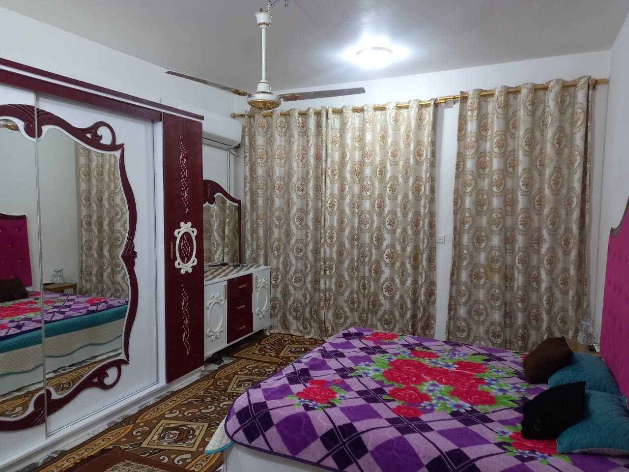 🏡 بيت للبيع – فرصة مميزة
📍 مجمع بيتي الأول – فئة B (تصميم فئة A)
✨ شغل درجة أولى وتشطيب راقٍ
🔹 يتكون من:
• 4 غرف نوم
• صالة كبيرة
• 3 صحيات
• استقبال أنيق
• مطبخ حار وبارد
• كراج سيارة
• حديقة جميلة
📸 كما موضح بالصور
────────────────
✍️ اكتب تم توصلك الرد بكامل التفاصيل
────────────────
📞 للاستفسار:
***********
***********
🏢 مكتب حسن دوش للوساطة العقارية
📍 مجمع بيتي الأول – مقابل الأميرات الثانية
✔️ المكتب مجاز رسميًا
