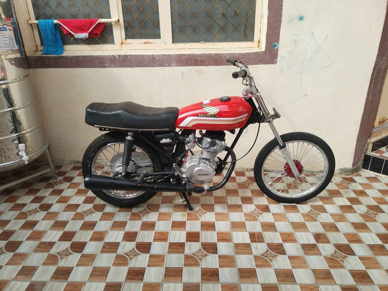 سلام عليكم انتنس للبيع دراجه تعمير كله جديد اوراق كامله سعر 550بيه مجال مكاني بعكوبه بهرز 
  رقم هاتف. ***********
