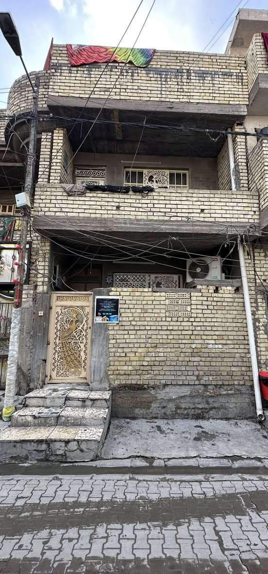 نصف قطعه المساحه ٥٥متر للبيع مدينه الصدر قطاع ٩ بناء حديث خلف جامع المحسن  للاستفسار ***********
