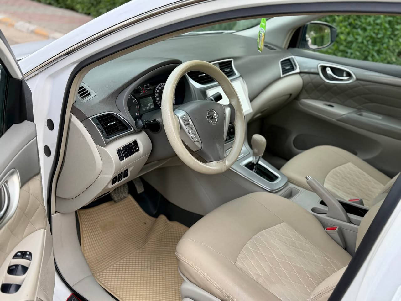 سلام عليكم 
نيسان سنترا  خليجي موديل 2019
سيارا اشويا بالدوسه صبغ الباقي مكفول 
سونار موجود ويا المنشور 
كير محرك بشرط 
تخم تاير صدر كله جديد 
رقم سنويا كله حديد 
ماشي 98 الف كيلو متر 
سعر 128 بي مجال قليل 
مكاني ديالى خانقين 
للاستفسار *********** خناقين, ديالى
