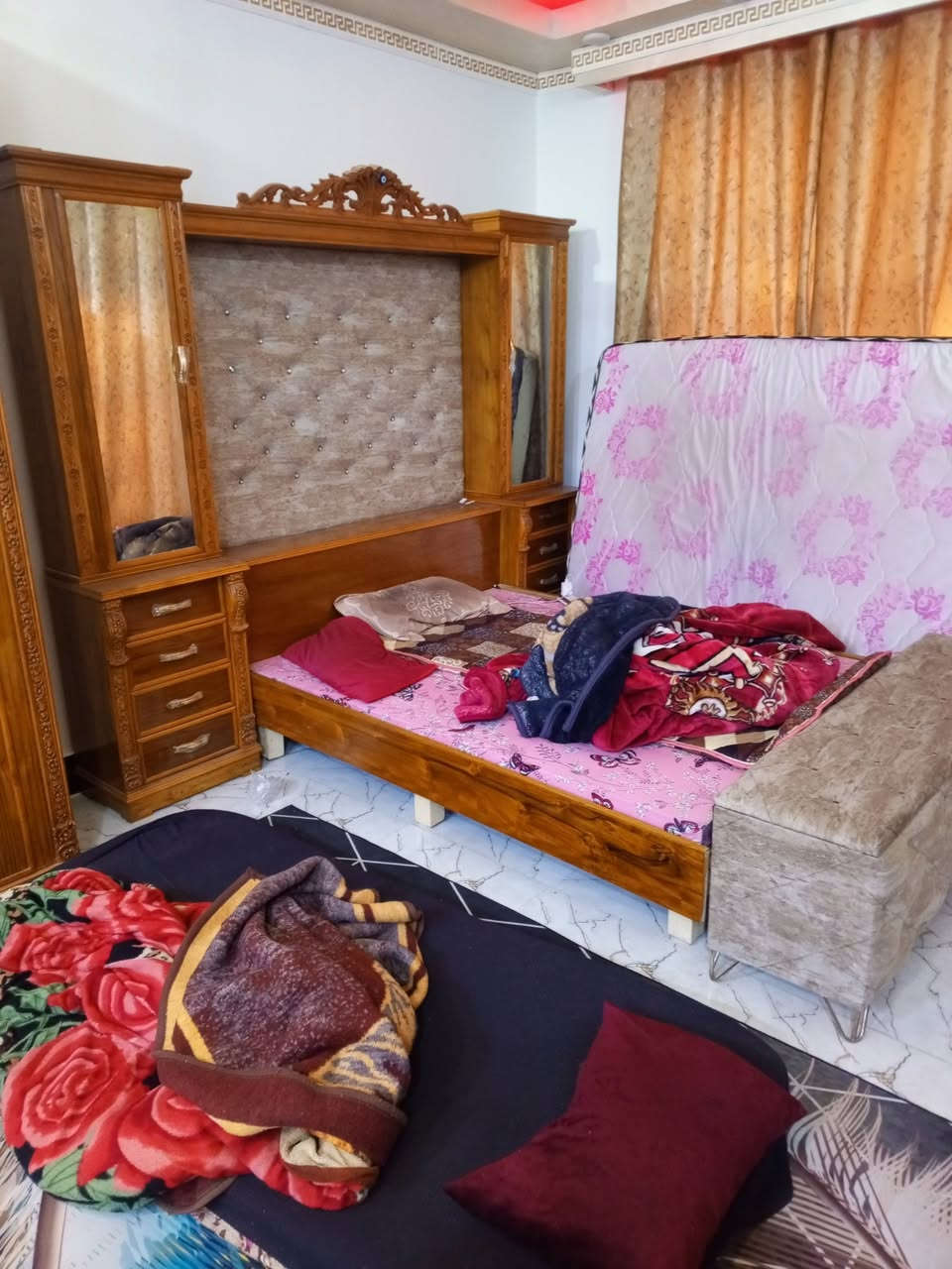 غرفه اخشاب تسكان للبيع استعمال قليل للاستفسار ***********
