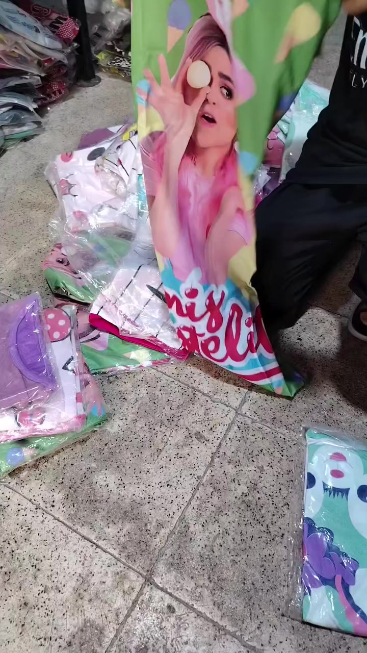 شلعه  صيفيه ملابس أطفال ونسائي تفتح بيها محل كامل جملتها عليا مليونين ونص ابيعها شلع حتا ملكانات انطيك انطيك شلع كلها مع مكياجات كوزمتك كلها بمليون ونص قفل *********** البضاعه كلها بالكراتين لان عفت المحل بيها بعد ملابس أطفال وتيشرتات نسائيه مامصورهن بضاعه تترس محل  وب (مليون ونص) شلع
