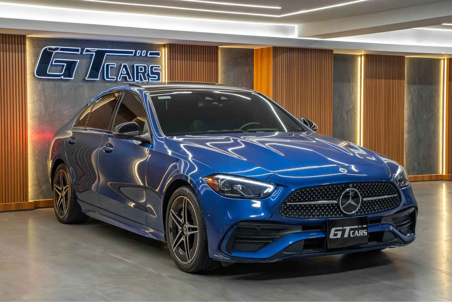 رقم السيارة :  بدون رقم يترقم شمالي 
موقع السيارة : دهوك 
نوع السيارة : مرسيدس C300 AMG 
موديل السيارة :  2023
المسافة المقطوعة: 35.000 ميل 

مواصفات: AMG 1/1 

محرك 4 سلندر تيربو سعة 2.0 لتر.
قوة حوالي 255 حصانًا وعزم دوران عالٍ.
تسارع من 0 إلى 100 كم/س في حوالي 6 ثوانٍ.
ناقل حركة أوتوماتيكي 9 سرعات (9G-TRONIC).
أنظمة قيادة متعددة (Eco, Comfort, Sport, Sport+, Individual).
التصميم الخارجي (AMG):
حزمة AMG (دعاميات، جنوط 19 بوصة).
شبك أمامي بتصميم الألماس.
مصابيح أمامية وخلفية LED.
مرايا جانبية قابلة للطي كهربائياً.
التصميم الداخلي والمقصورة:
مقاعد رياضية كهربائية مع تدفئة وذاكرة.
عجلة قيادة AMG.
تطعيمات داخلية (مثل الكاربون فايبر).
إنارة داخلية محيطية متغيرة الألوان (64 لون).
سقف بانورامي.
التكنولوجيا والترفيه:
نظام MBUX الترفيهي.
شاشة لمس مركزية كبيرة (11.9 بوصة) وشاشة للسائق.
نظام ملاحة Apple CarPlay & Android Auto.
نظام صوتي محيطي Burmester.
تشغيل بالبصمة.
ميزات الأمان والمساعدة:
كاميرات 360 درجة وحساسات أمامية وخلفية.
رادار أمامي وخلفي، تنبيه تصادم، ومراقبة النقطة العمياء.
نظام تتبع المسار / تنبيه الخروج من المسار.
مساعد ركن ذاتي (Auto Park). 

ملاحظات: مكفوله كفاله عامة وارد امريكي 

السعر 37.000$ 

للأستفسار اكثر اتصل على ارقام التالية 

***********واتساب 
***********اتصال فقط دهوك, العراق
