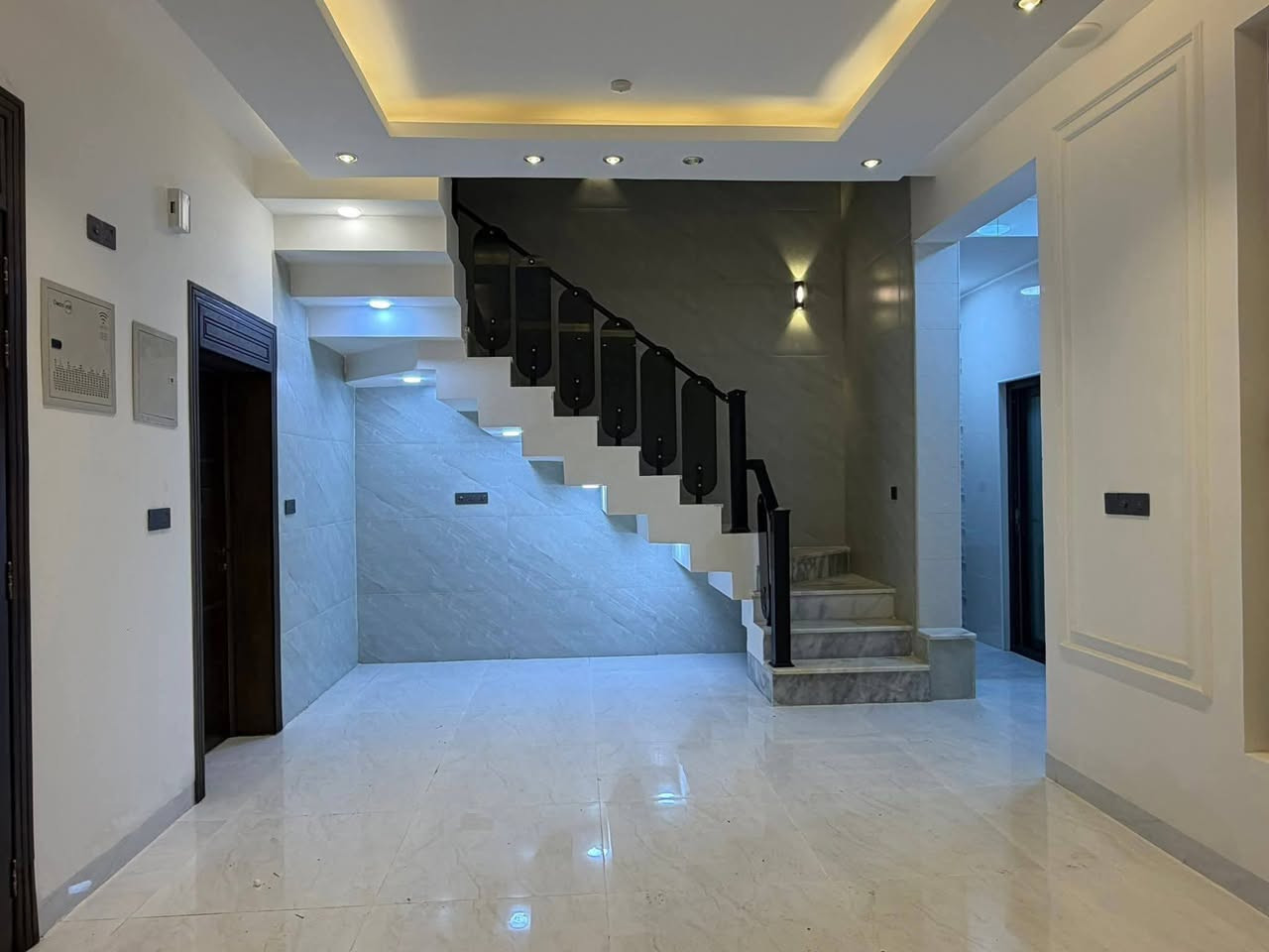 📣 عرض عقاري مميز | دار سكني للبيع
يعلن مكتب التصميم العقاري عن بيع دار سكني (طابقين) بتصميم حديث جداً وموقع استراتيجي، مثالي للسكن أو الاستثمار.
📌 تفاصيل العقار:
• المساحة: 200 متر مربع. 📐
• الموقع: شارع 80 - شارع مسجد الرحمن. 📍
• حالة البناء: حديث جداً. ✨
• نوع السند: طابو ملك صرف. 📝
📞 للاستفسار أو المعاينة:
يسعدنا تواصلكم معنا عبر الأرقام التالية:
📱 *********** | 📱 ***********
🏢 أو زيارة موقعنا: مكتب التصميم العقاري – مجاور جامع الهندي.
ملاحظة: نرحب بكافة عروضكم العقارية (بيع - شراء - إيجار) لتسويقها باحترافية تامة. 🤝
