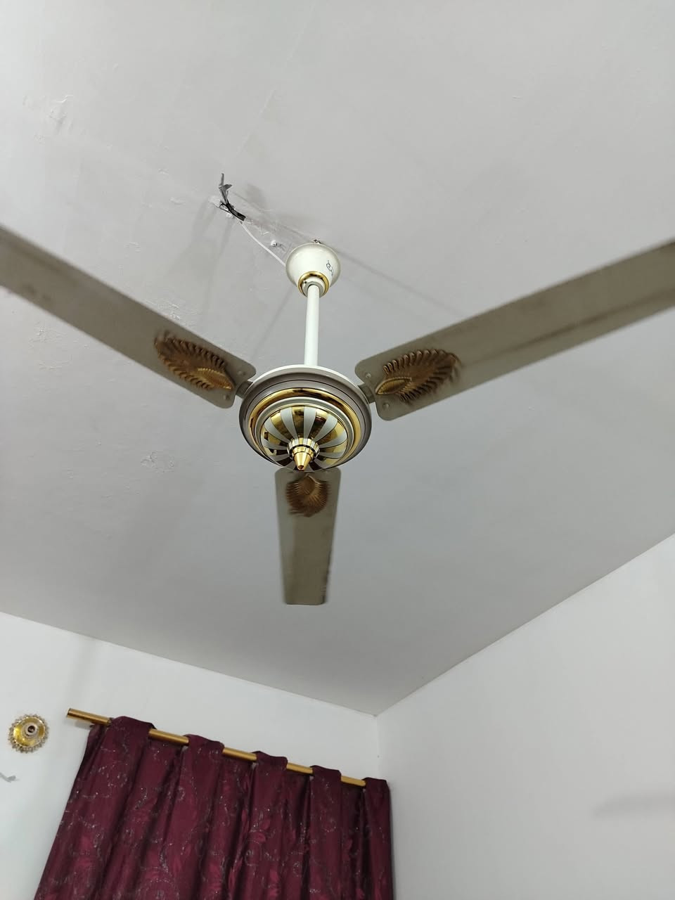 السلام عليكم اغراض للبيع عنوان كربلاء قرب مستشفى الاورام رقم الهاتف *********** ملاحظه شلعه واحده
