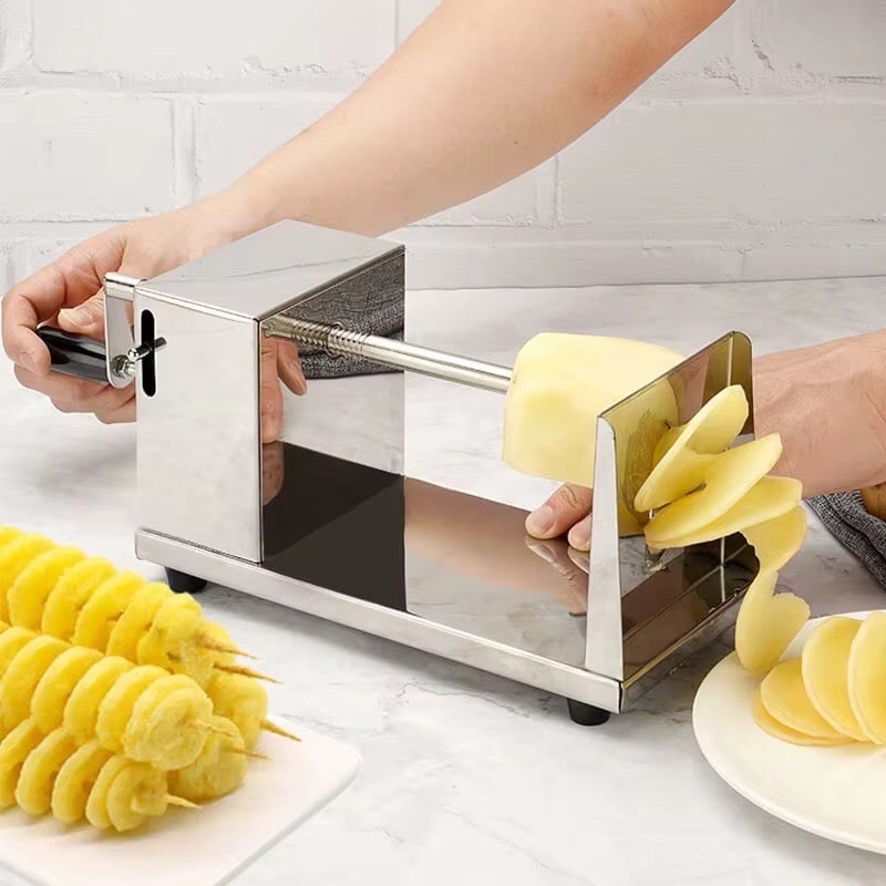 اداة تقطيع البطاطا الحلزونية يدوية بسعر 20 الف 
متوفر توصيل لجميع محافظات العراق ب 5 الاف 
لطلب المنتج او الاستفسار راسل الصفحة 
•
•
شنو يمنعك حتى تخلي قطعة فريدة وغريبة من نوعها في ايدك امتلك الحاجات المميزة وخلي انطباع مميز بيومك واستغل العرض المحدود واطلب الي يعجبك 🏷🛒 .

•

فوائد ومواصفات اداة البطاطة الحلزونية :

أداة تقطيع البطاطا الحلزونية اليدوية – Spiral Potato Chips موديل: Z-2807

• أداة يدوية مخصصة لتقطيع البطاطا بشكل حلزوني لتحضير رقائق البطاطا الحلزونية بسهولة.

• تصميم عملي بآلية تدوير يدوية.

• شفرة مصنوعة من ستانلس ستيل 304.

• قاعدة شفط (Suction Base) لتثبيت الأداة أثناء الاستخدام وزيادة الاستقرار.

• خفيفة الوزن وسهلة الاستخدام.

• مناسبة لتقشير وتقطيع حبة البطاطا كاملة دفعة واحدة.

• نوع التشغيل: يدوي
• مادة الشفرة: 304 Stainless Steel
• القاعدة: Suction Base (قاعدة شفط)

•

•

–––––––––––•(-••-)•–––––––––––
#القافلة #مطبخ #العراق #تسوق #ادوات_طبخ #بطاطا #مشاريع 
–––––––––––•(-••-)•–––––––––––

نحن في صفحتنا نعمل كوسطاء ووكلاء تسويق لهذه المنتجات، مقدمين لكم خدمة توفيرها وشحنها من الموردين المعتمدين. يتم إبرام عقد البيع النهائي وتسليم الثمن عند وصول المنتج وفحصه من قبلكم. نحن نضمن جودة المنتج وفقاً للمواصفات المعروضة