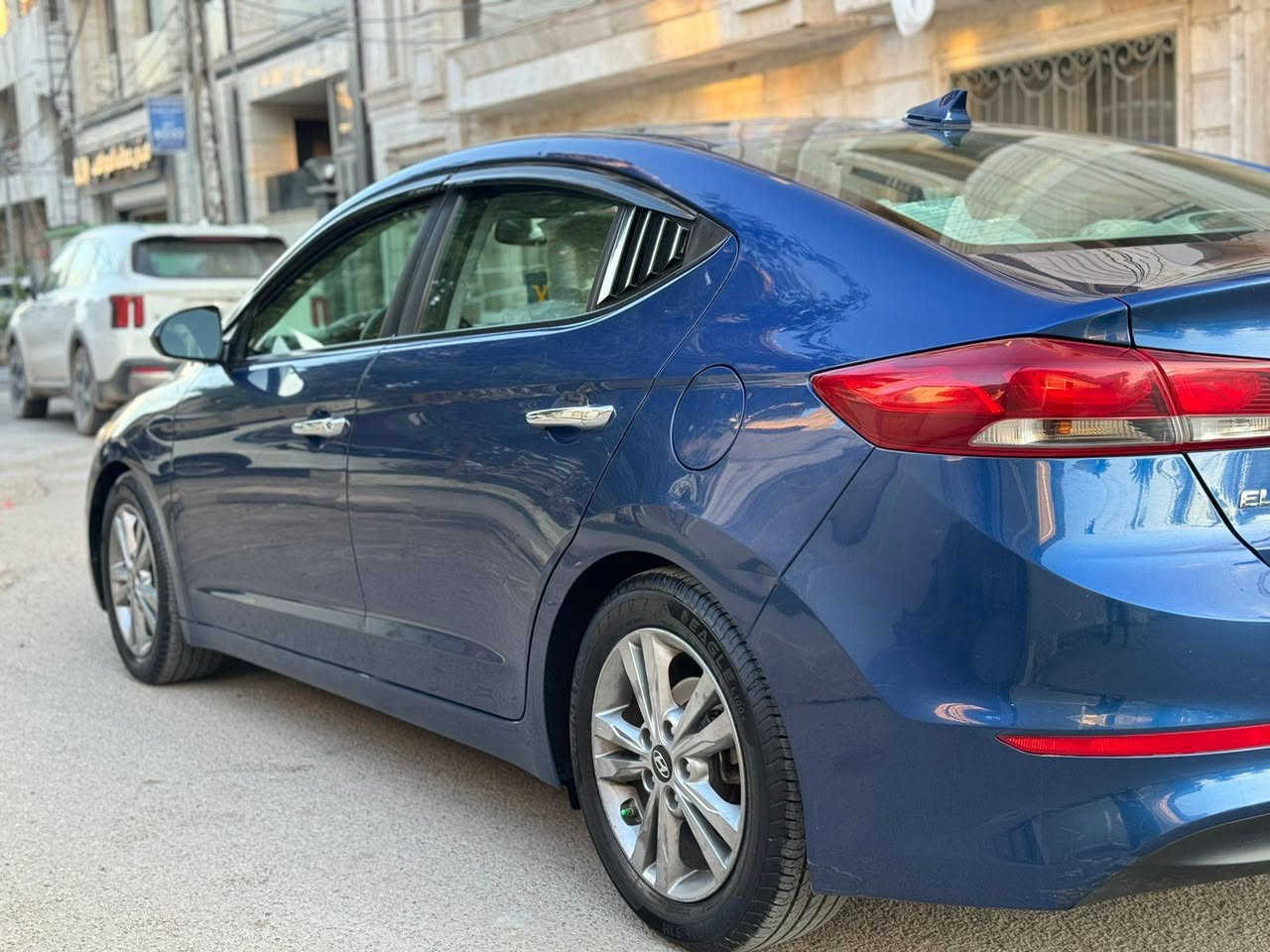 السلام وعليكم النترا موديل ٢٠١٨ وارد امريكي حادثه بنيد فقط والسياره كلش حلوه بلواقع احله من الصور
رقم بغداد باسمي 
السياره بدون لغد وشواصي
مكينه 2000 دوش +حساسات اماميه+خلفيه+تحكم ستيرن + رادر جانبي+شاشه كبيره+كامير خلفيه دواره + ثلاث وضعيات قياده +داخل رصاصي+مدوشمه ارضيه وكشنات وصندوق+ماشيه 72الف حقيقي 
السعر ١٢٦ وبيه مجال 
بغداد الكراده قبل جسر المعلق 
***********
