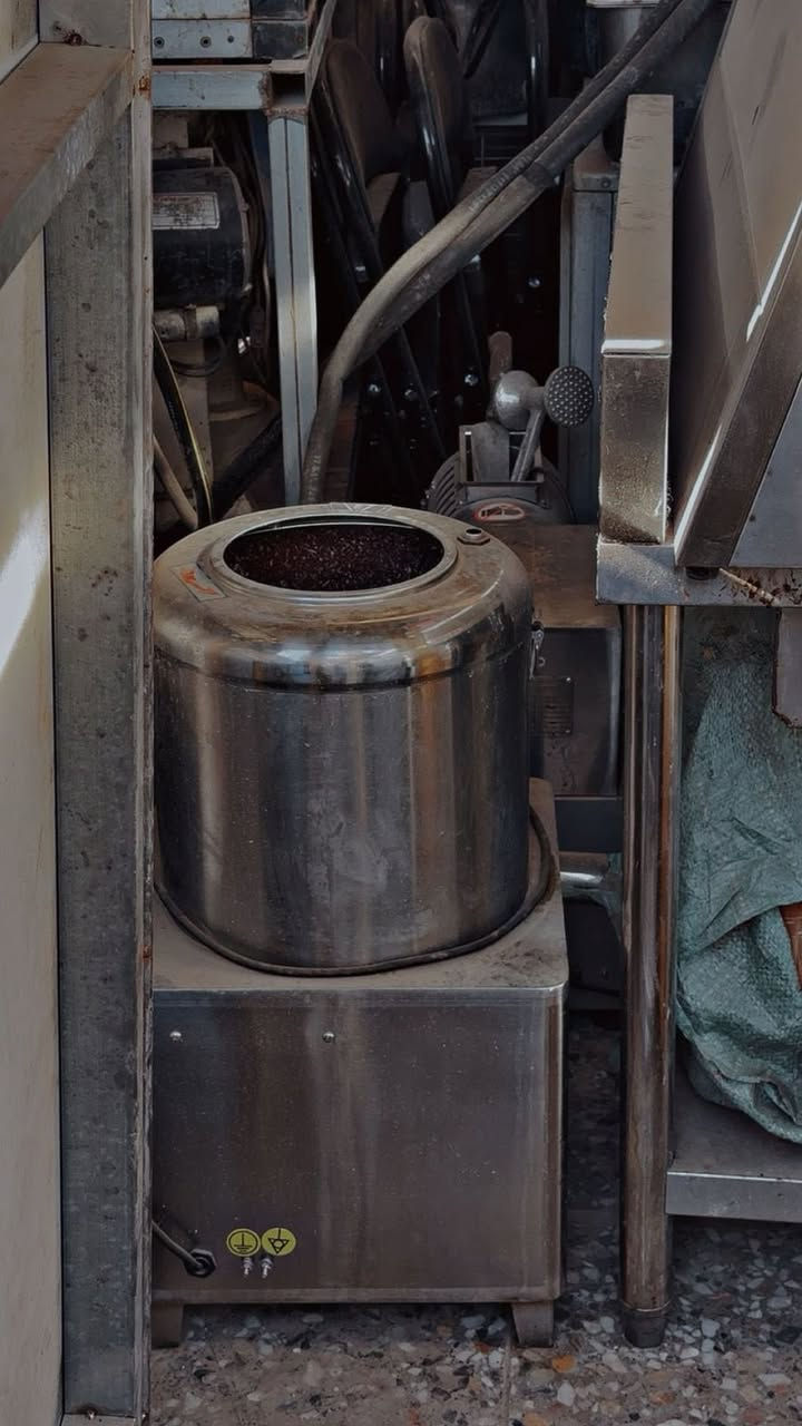 كرل ستيل 3 عيون
قلايه 3 مدافع
جدر كنتاكي ابو شاشه وفلتر
ميز ستيل عدد 2
براد مقبلات 
ثلاجه نص تجميد ونص تبريد
ميز قرمشه كنتاكي 
عجانه 10 كيلو 
بيع شلع الي يريدهم شلع يتصل
***********
