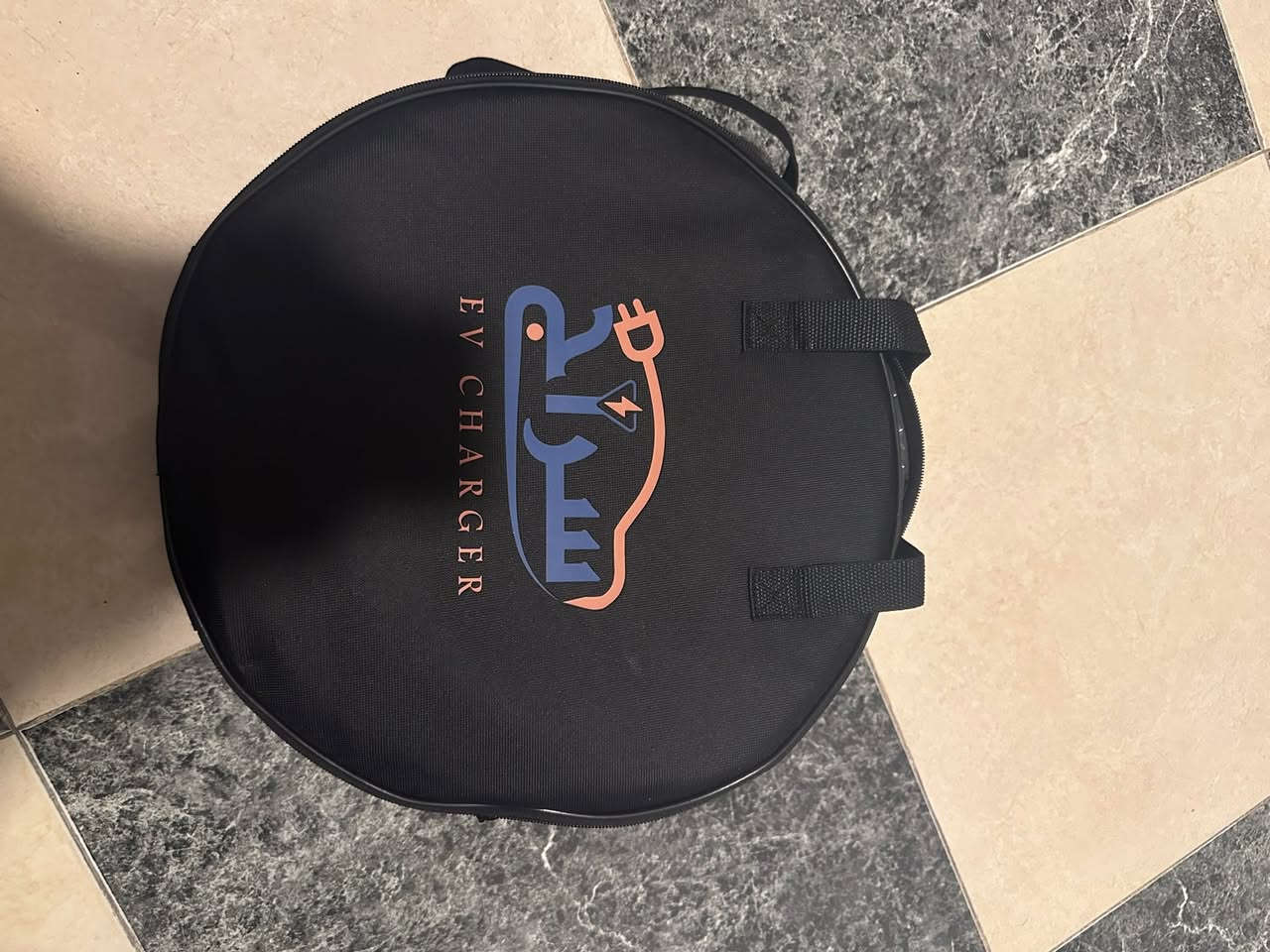 السلام عليكم شاحنة byd السراج الاصليه 16A
بدون ايرث الشاحنه بيها ضمان سنه استخدمتها كم مره فقط 
شحنها سريع جدآ وما تحتاج ايرث هي تنظم الفولتيه  المكان بغداد 
السعر 200 الف 
***********
