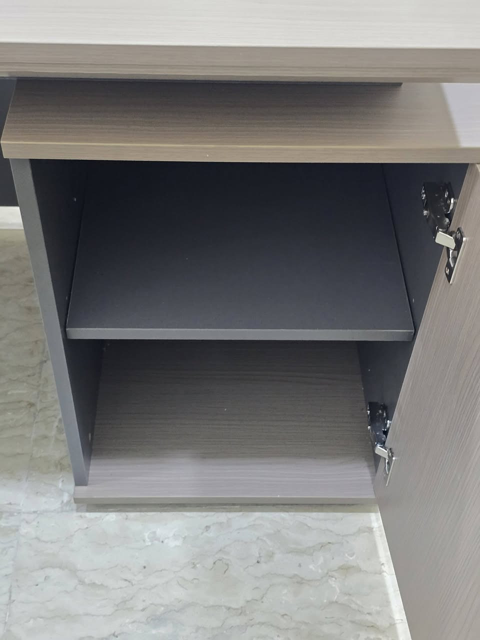 للبيع مكتب MDF جديد بالكامل، لم يُستخدم نهائياً، بطول 180 سم ولون مميز وأنيق يضفي لمسة احترافية على أي مكتب أو شركة.

معه كرسي مدير من أفضل الأنواع، جديد ولم يُستخدم، يتميز بالراحة والجودة العالية.

✅ المكتب جديد 100%
✅ كرسي مدير درجة أولى
✅ تصميم أنيق ولون مميز
✅ مناسب للمكاتب والشركات والعيادات
✅ مع هدية علم العراق

💰 السعر: 450 ألف دينار للاثنين معاً.

📍 العنوان: البصرة – الجزائر – حي المقاولين.

للاستفسار أو المعاينة يرجى التواصل على الخاص.
***********
