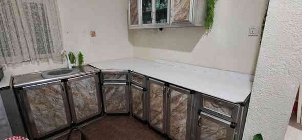 كاونتر كويتي 
قياس القطعه الارضيه متر و60 سم
القطعه التعليگ قياسها متر و45 سم 
قياس السنك 1 متر  مع خلاط وسنك سل ستيل اصلي
القطعه الصغيره الارضيه 50 سم يعني نص متر 
مرمرمه مصبوغه ابيض  جماليه 
مكانه البصره الزبير 
للتواصل ***********
