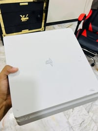 بلي ستيشن 4 سلـم ابيض مهكررر ... الجهاز نظافتة 100% اخو الجديد (ستيكر ...