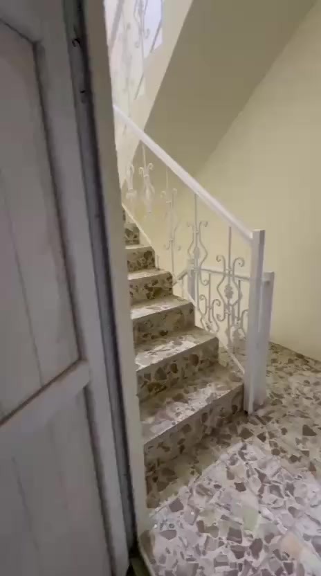 الايجار شقة طابق ثاني غرفتين وصالة وخدمات المكان حي الحسين السعر 500 الاتصال ***********
