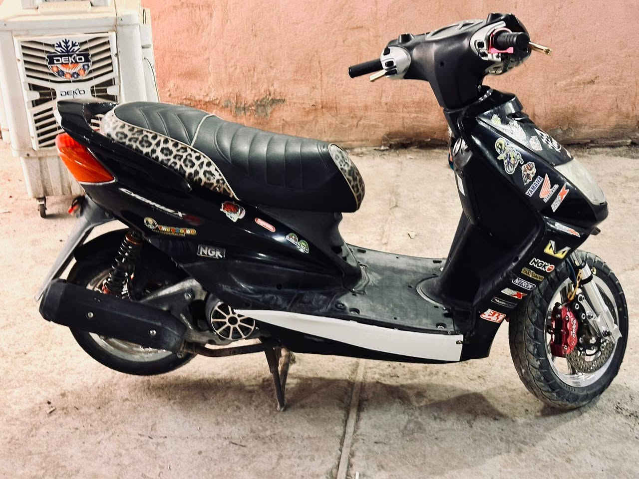 سلام عليكم دراجه سكنس نثيه متروسه تزويد ومكينه بلادييي شلعه ومعدل فولل كهربائيات كلها شغاله نكره سلف بكل وقت دراجه نقصها فقط كفرات تعبانه ولباقي كله جديد وبلادي 

التزويد....
  
ويل كب نيكل مختلف شلع 

صدر أمامي مختلف 

صدر خلفي RBM

يدات بريد وبانزين NCY

شيال مكينه NCY

فج وصينيه فرندو 

كلجات امامي وخلفي WF

قبق كلجات KOCO

قبق فلاوين مختلف 

وبيها تزويد هواييي بعد تجي وشوفها بعينك 

850 وبيها مجال قليل كلش لن اذه تحسب التزويد الي بيها فوك سعرها 

رقمي .. *********** واتساب موجود هم 

الشراي يتصل وبي خير ويدلل
