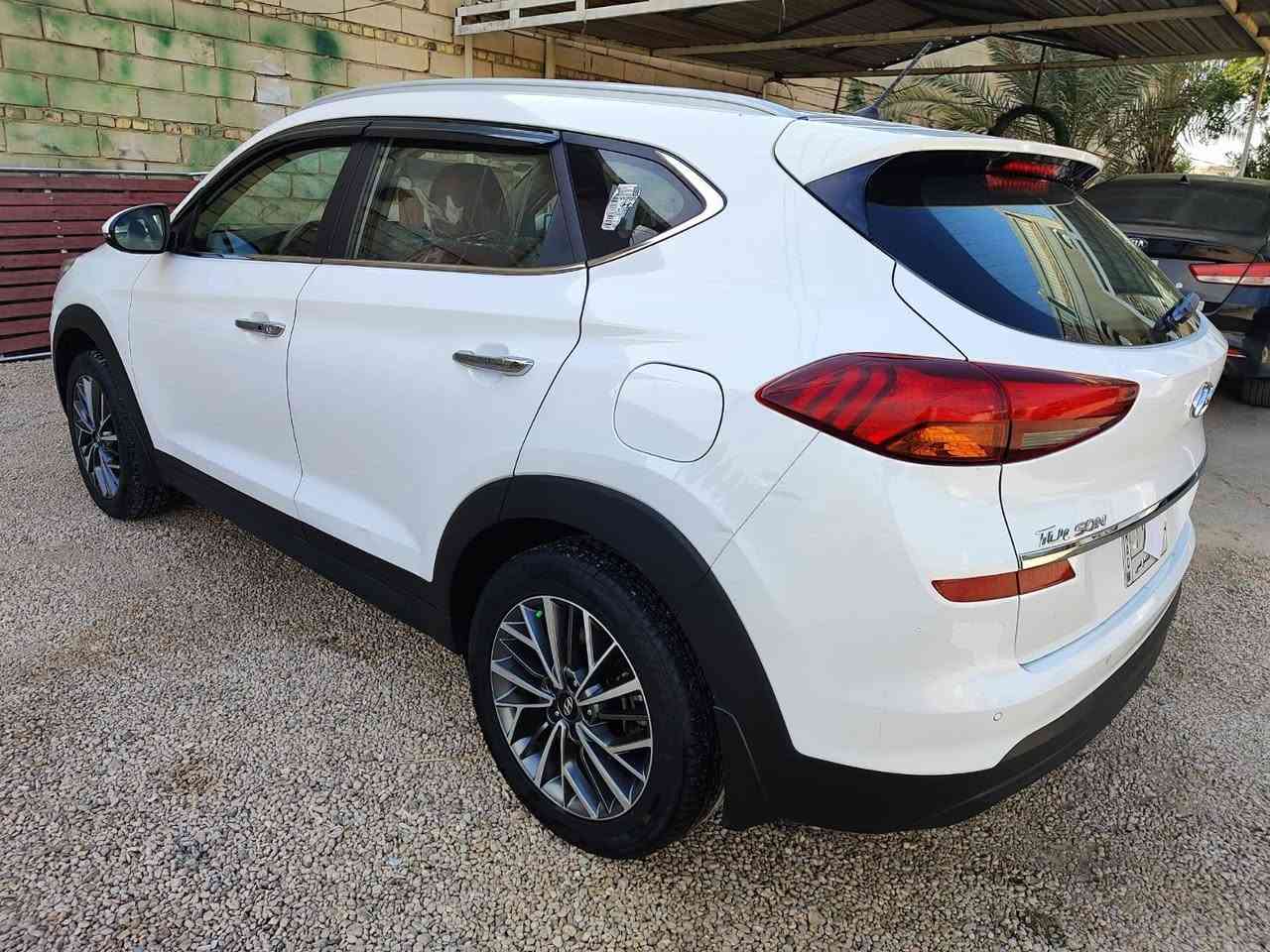 السلام عليكم للبيع توسان موديل 2019 خليجي ماشيه 90 كلشي ع وضع الشركه رقم بابل بيه ضرر بسيط باب السدر والباقي مكفول مواصفات بصمه 5عدسات سايد ابريك بالرجل كشنات جلد شاشه كبيره دشبول صاج وباقي مواصفات معروفه السعر 200 ورقه وبيهه مجال  مكان السياره بابل للاستفسار الاتصال بالرقم *********** غير متواجد ع الفيس
