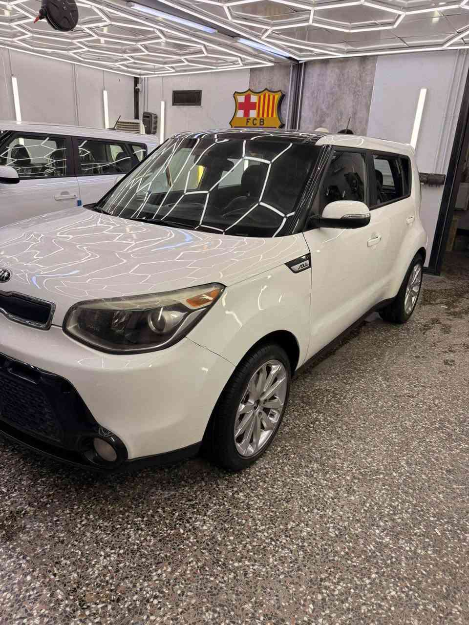 السلام عليكم كيا صول 2015 رقم بفداد تحويل اسمي وارد امريكا حادث جاملغ وبنيد وهنا صار بيه باب ادامه كامله من كلشي كير ومحرك بشرط  مواصفات 
⚫️بنراما 
⚫️بصمه تشغيل 
⚫️ كشنات جلد + تدفى وتبريد 
⚫️ كشن السائق كهرباء 
⚫️ شاشه جبيره تدعم الكار بلي 
⚫️ محرك 2000 
⚫️ فول تحكم ستيرن 
السياره مواصفاتهه كلش قويه السعر 120 ورقه وبيه مجال شي بسيط مكان السياره بغداد *********** بغداد, العراق
