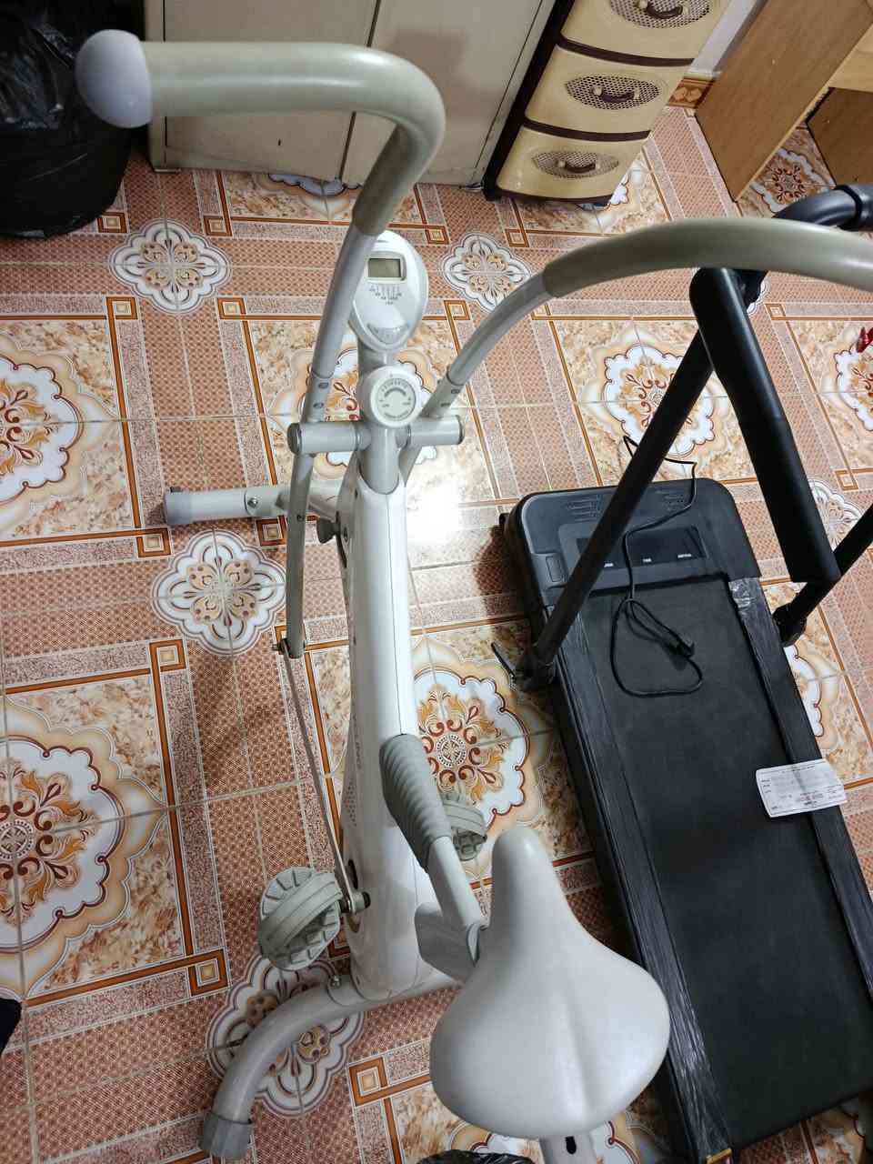 السلام عليكم شباب 
جهازين جري للبيع مامستعملات يعني جديدات ومامشتغلات 
سعر جهاز الجري ٣٠٠ الف
وسعر جهاز البايسكل الابيض ٢٠٠ الف
العنوان السيدية 
وتساب ***********
