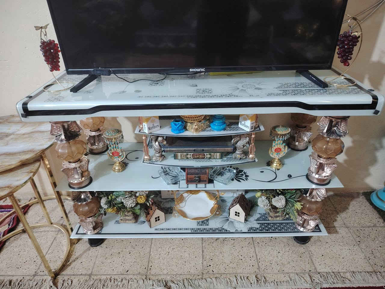 للبيع نصف تخم تركي اصلي لون ماروني مع ميز تلفزيون زجاجي مع مرجوحه جديده ابيع مفرده او الكل شراي يتصل عل رقم *********** ويوجد مازنجر واتساب
