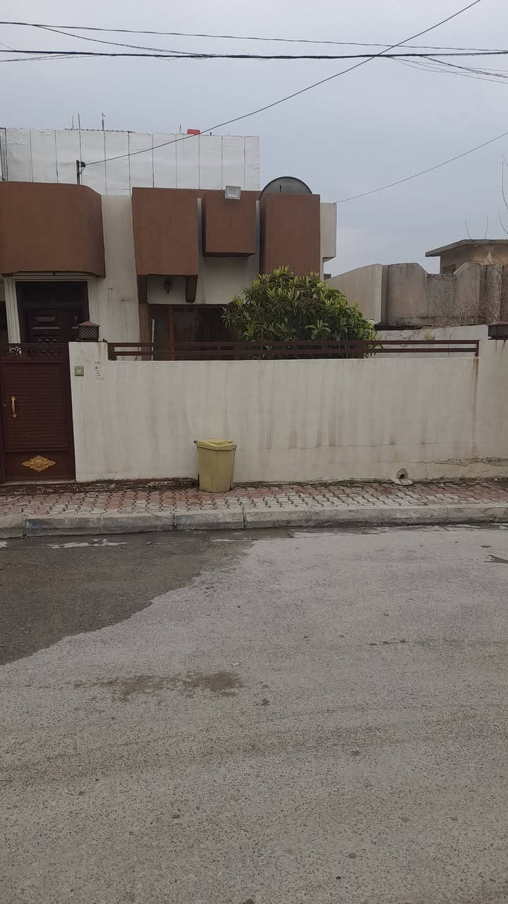 السلام وعليكم ورحمة الله وبركاته  .. أحبتي أصدقائي الأعزاء متابعي صفحة النسيم للعقار في السليمانية  .. يوجد لدينا بيت للبيع جاهز لسكن فوول مواصفات من الداخل  مؤثث فوول يباع مع الأثاث بداعي السفر  .. مساحة ٢٠٠م  واجهة ١٠ .. نزال ٢٠ .. عرض الشارع ١٥م .. منطقة جيدة منطقة شيخ محي الدين قرب خلف بانزين خانة هوائي قرب الممثلية.. كما موضح في الفيديو  .. للإستفسار اكثر يرجى الاتصال على الرقم  .. *********** 
 النسيم للعقار في السليمانية..
