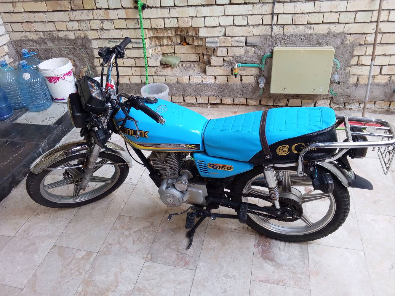 سلامه عليكم شباب دراجه ايراني سونك موديل2023 150s دراجه حلوه او تخبل كامله من كلشي كهربائيات  مكينه ناعمه بس بيها شغله مادري شنو دخت بيها جبت الها باتري جديد او كتف شحن جديد او ما جاي ادير سلف بس من أجطلها على باتري تشتغل سلف كبل فا مادري ليش هاي الحالها بيها فا هاي الدراجات كدامك كامله من كلشي سعرها 600 أو بيها مجال رقم *********** مكاني بغداد  الحبيبيه
