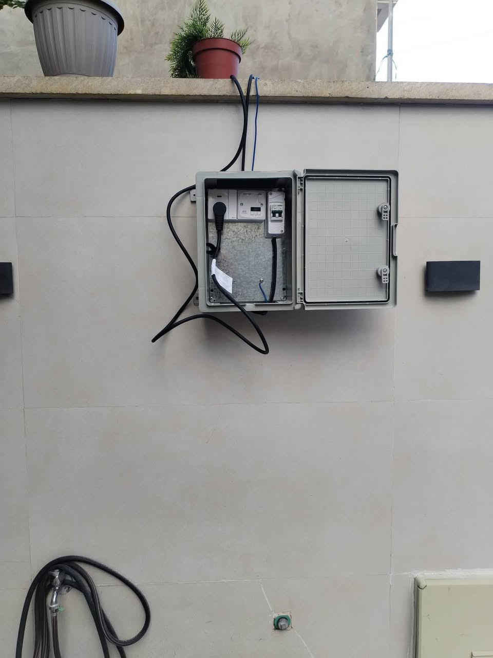 منظومه بورد كهرباء حماية  سيارة byd وجميع السيارات الكهربائية
يحافظ على السيارة من ارتفاع وانخفاض الفولتية وقطع البارد والشورت
محتويات البورد
جهاز حماية اصلي + سويج 16 أمبير + قاطع دورة 25 أمبير + ايرث 
 داخل كركوك   📍
للاستفسار والاتصال واتساب 
***********📞
