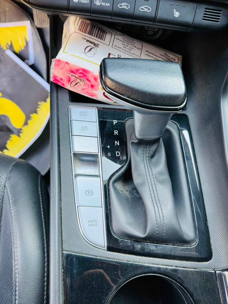 سلام عليكم ورحمة الله وبركاته 
النترا أمريكي 
موديل 2023 
فول موصفات واحد عله واحد 
السياره جديده بيه دعاميه اماميه وبخشم البنيد شبر بارد 
ماشيه 38 ألف 
هايبرد وبانزين 
السعر 160 وبيها مجال 
قليل حك الجيه 
المكان حله حي نادر 
الاستفسار 
***********
