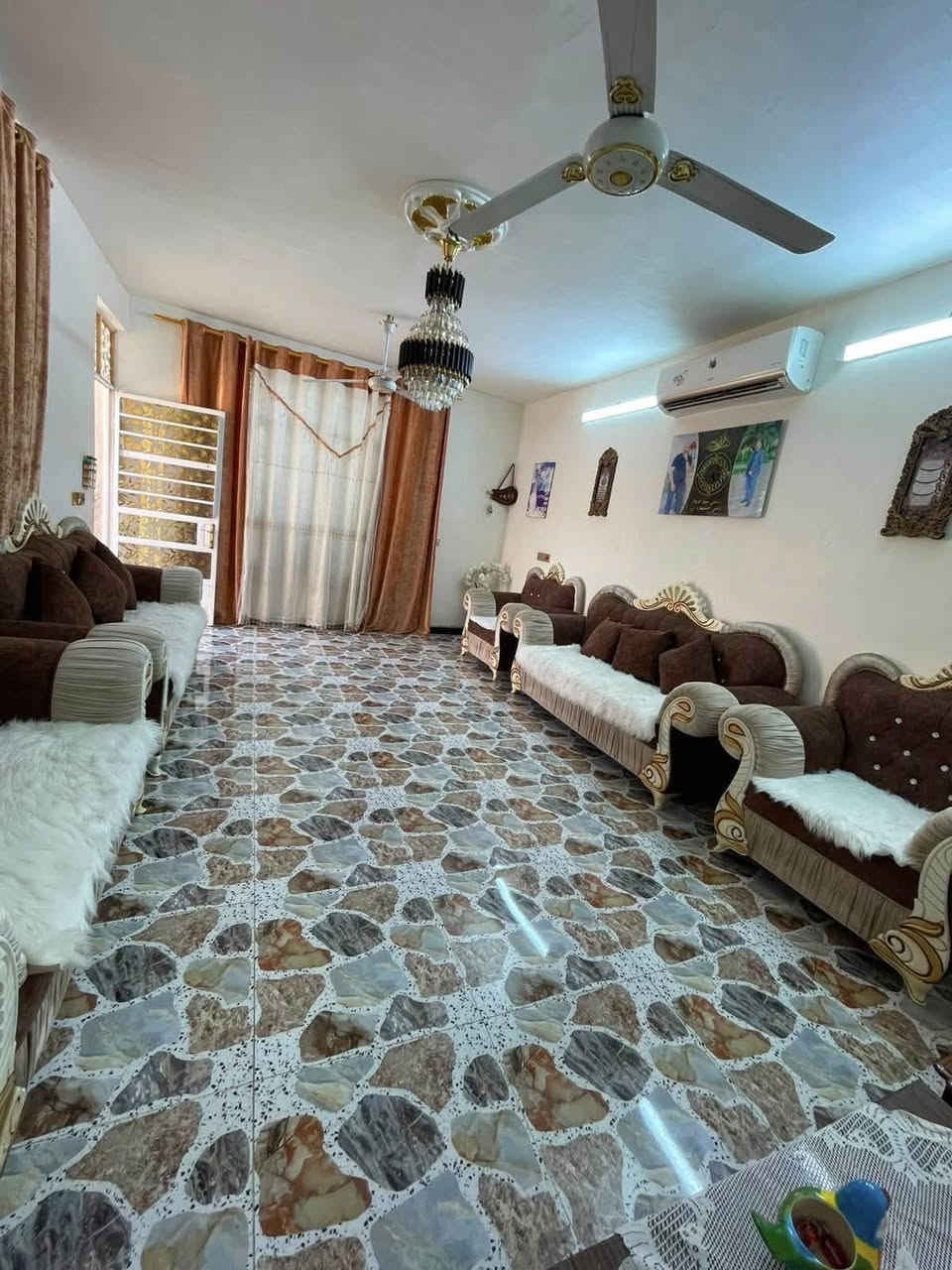 السلام عليكم بيت 300 متر بي3غرف نوم خدمات داخليه وخارجيه بوب الشام قريه ابو عليان منطقه تبليط ومجاري منطقه زراعي بناء حديثه سنه 2024السعر خاص رقم الهاتف ***********
