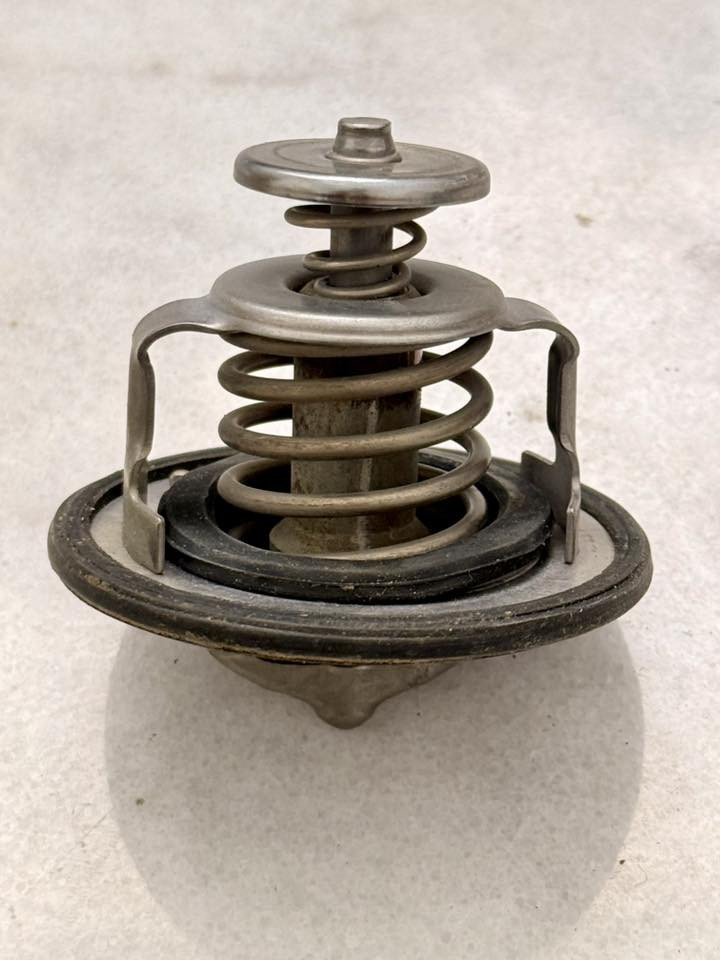 السلام عليكم 
جانت عندي نيسان باترول وبعتها وعندي ادوات احتياطيه للبيع بقت 

فيت بم اصلي مع القاعدة كاملة مع فلتر جديد ويه الفلتر مالته كامل سعر150

كلج مروحه كهربائي Se شغال كامل سعر 120

ولف حماوة اصلي 25

بغداد حي الجامعة
***********
