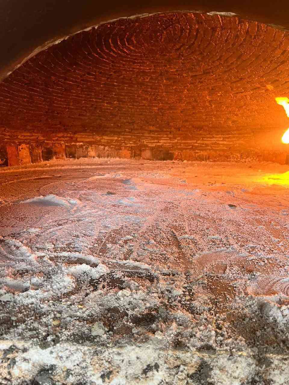 للاستفسار والاتصال*********** يوجد واتساب
بسم الله الرحمن الرحيم
تريد فرن يبيض الوجه ويخدمك سنين سنين؟ تعبت من ضياع الحرارةوصرف الغاز الزايد؟ 🧐🔥
إحنا مو بس نبني، إحنا أهل حرفة ووارثين المهنة أباً عن جد. الأسطى (أبو شهم النجفي ) يقدم لكم خبرة السنين بدقة متناهية وفن بشغل الطابوق الحراري وبناء الأفران المتقن.
شنو نقدملك؟
✅ أفران صمون (حجري وغازي): فصال هندسي مضبوط، يخلي الصمونة تطلع منفوخة ومكسبة وتفتح النفس.
✅ أفران بيتزا ومعجنات: للمطاعم والحدائق والبيوت، تصاميم حديثة وعزل حراري وتوزيع حرارة مثالي.
🛡️ الضمان: شغلنا مكفول بضمان حقيقي يوصل لـ 25 سنة على "الكورة" والبناء، لأننا نستخدم طابوق الدبان التركي الأصلي [4، 6].
الميزة الكبرى: نخلص لك العمل ونجهز الفرن وننهي البناء خلال يومين فقط! ⏱️✅
ليش تختار شغلنا؟
⚫️ إحنا أهلها: مهارة يدوية وخبرة متوارثة، يعني "شغل عتيك" وأصلي.
⚫️ نظافة ودقة: نلتزم بالموعد ونشتغل بضمير (شغل أمانة).
⚫️ توفير: نستخدم أحسن أنواع الطابوق الحراري حتى نقلل صرف الوقود ونحافظ على الحرارة.
📍 مكان العمل: نوصل لكل محافظاتنا العزيزة. 🇮🇶
#ابو _شهم _النجفي
