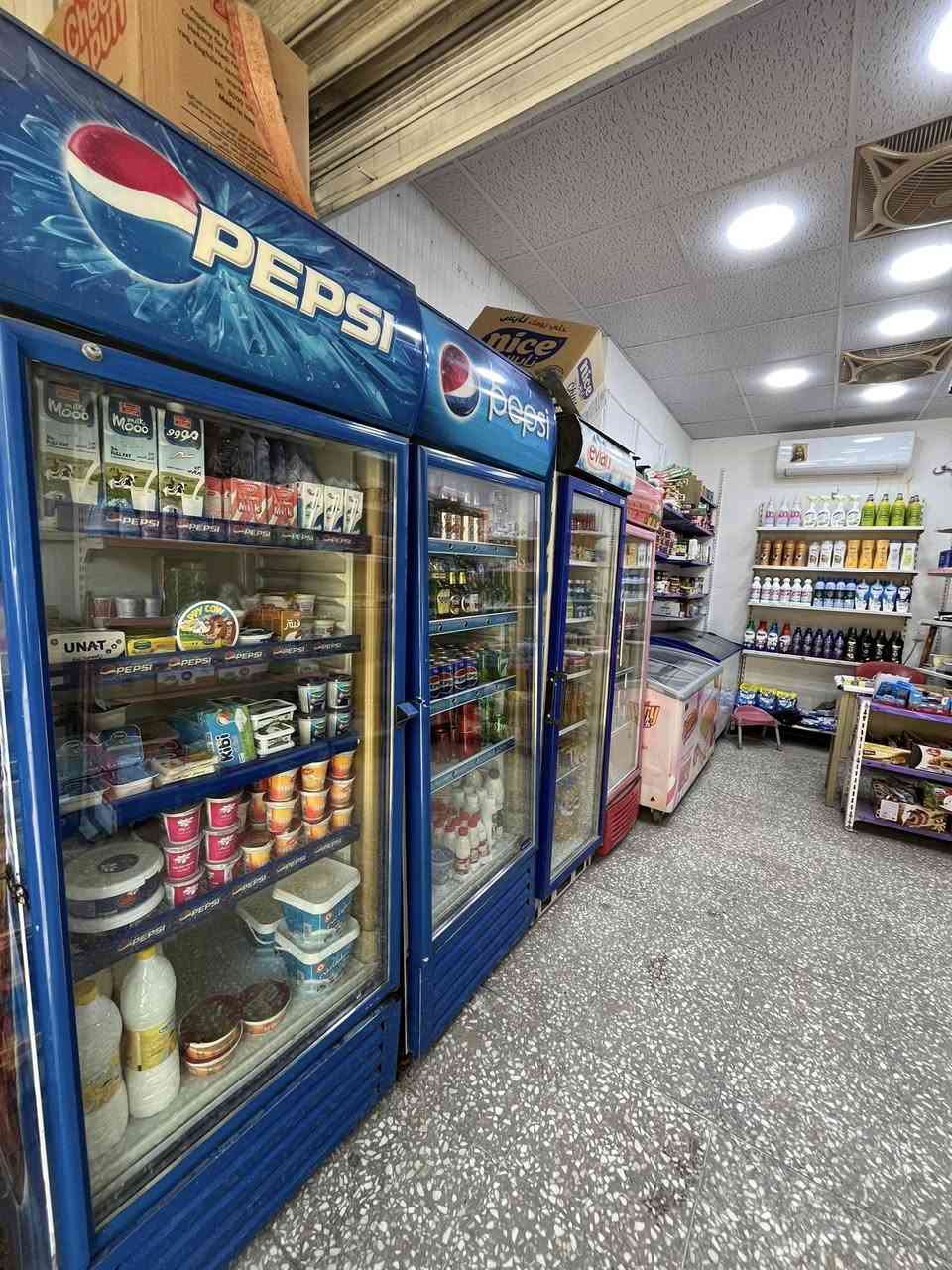 اسواق للبيع 
عرض 3.5 متر ونزالها 7 متر في بغداد منطقه البلديات داخل منطقه سكنيه ما قريب عليها اسواق تقريباً 3 مربعات عليها دخلها اليومي من 400 الى 350 سبب البيع عدم التفرغ تحتوي على 4 برادات عاموديه 
و3 برادات سطحيه (براد سطحي واحد تابع لشركه )بالنسبه للسعر تجي تجرد موادها وتقيم سعرها جاهزة من كل نواحي ومثل مموضح بصور وبالعافيه على الي ياخذها  للاستفسار :- *********** بي واتساب تكدر تتواصل على الواتساب
