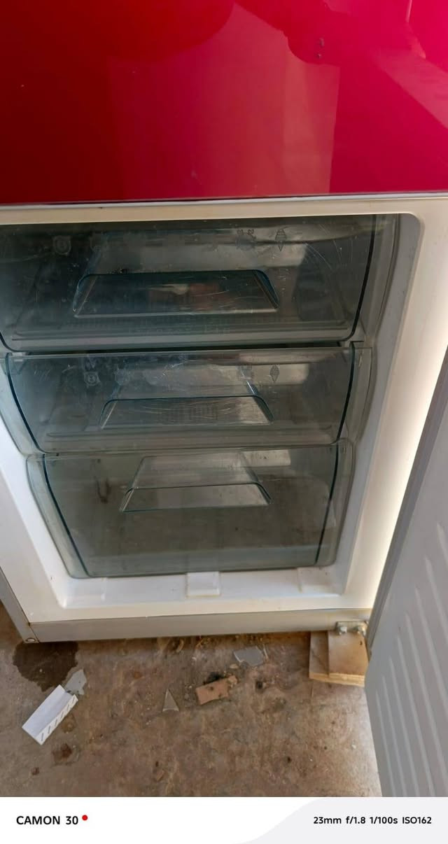 هي ثلاجه هي مجمده حجم كبير ٣ طوابق فول تجميد وعل الفحص سعرها ١٧٥ المكان النجف الرقم ***********
