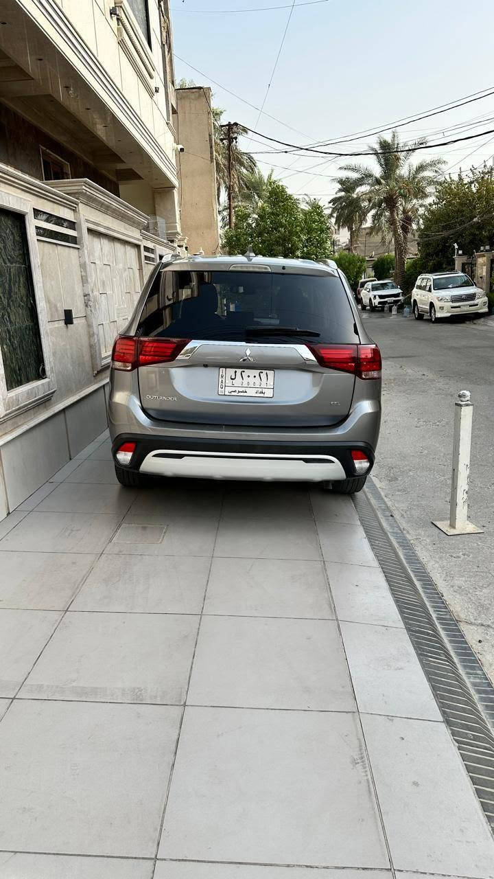 اوتلاندر موديل 20 محرك 2500 
موصفات sel 
ماشيه 51 الف
تحديد مسار
كشنات تدفئه
هاندبريك كهرائي
كشات تحكم كهرباء
اوتو هولد
كار بلاي
مري كهرباء
كشنات جلد 
رادار امامي 
كاميرا خلفيه 
- السياره كلين تايتل بدون صبغ بدون تبديل بدون ايرباك كما موضح بصور الحادث  ، فقط تكعيد دعاميه 
رقم بغداد مميز 20021 
عنوان بغداد 
سعر 193
تواصل واتس او رقم هاتف 
***********
