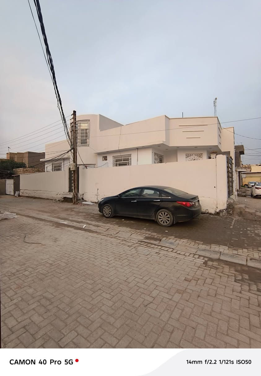 دار للبيع طابو صرف ركن عله ساحه بناء حديث طابقين بدايه الفرات قرب العادلي  
المساحة ٢٠٠ /متر بسند مع فضله (٢٥) يصبح (٢٢٥)
السعر ٢٣٠ مع المجال 
الاستفسار مراجعه مكتب امجد الخالدي للعقار حي الفرات شارع المستوصف *********** أبو حسين للعقار
