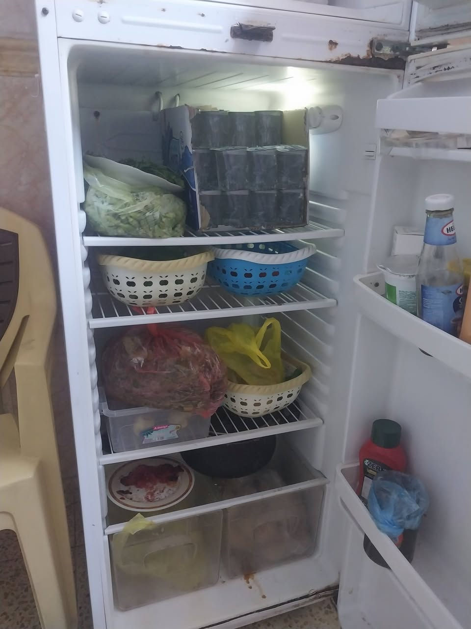 ثلاجه حجم كبير نضيفه تبريده ثلج بس الباب الجوه تبريده وسط سعره ١٢٥ بغداد للتواصل ***********
