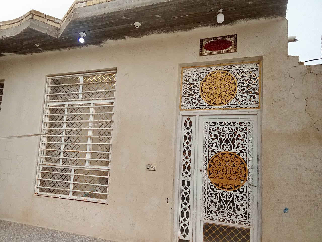 بيت طابو صرف مساحة 300م    حي العسكري شارع سيد جواد. الهاتف ***********
