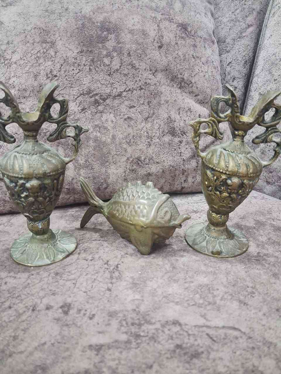 ✨ طقم قطع أنتيكا معدنية مميّزة ✨

للبيع طقم ديكور أنتيكا جميل ونادر يتكوّن من:
• مزهريتين زخرفيتين بتصميم كلاسيكي محفور
• مجسّم سمكة ديكور بتفاصيل دقيقة

القطع بطابع قديم أنيق، مناسبة للعرض والديكور الراقي أو لهواة اقتناء القطع التراثية.
حالة جيدة وجذّابة للنظر 🌿
متوفر التوصيل.

للاستفسار والسعر على الخاص.


**إذا كنت صاحب هذا الإعلان وتريد حذفه لأي سبب، رجاءا أرسل رسالة إلى الدعم الفني**