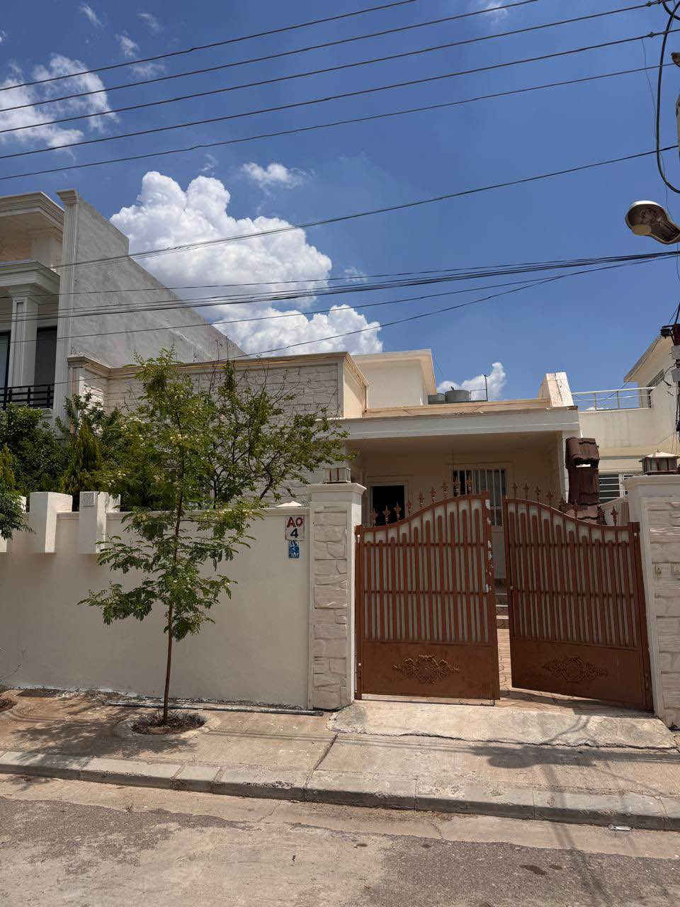بيت للبيع بالمهندسين خلف شقق بلص لايف
200م
3غرف وصالة
هو والاثاث 
سعره 
110,000$
للتواصل

*********** أربيل, العراق
