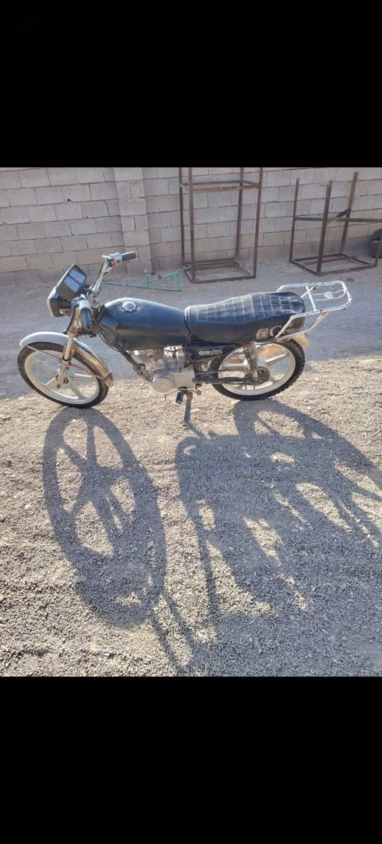 السلام عليكم دراجه للبيع مديل ١٩ وراق كامله مكان بدوانيه مقابيل الاسود على طريق الخالص هذا الرقم الشراي يتصل مستعجل على بيعته السعر 150 بها مجال ***********
