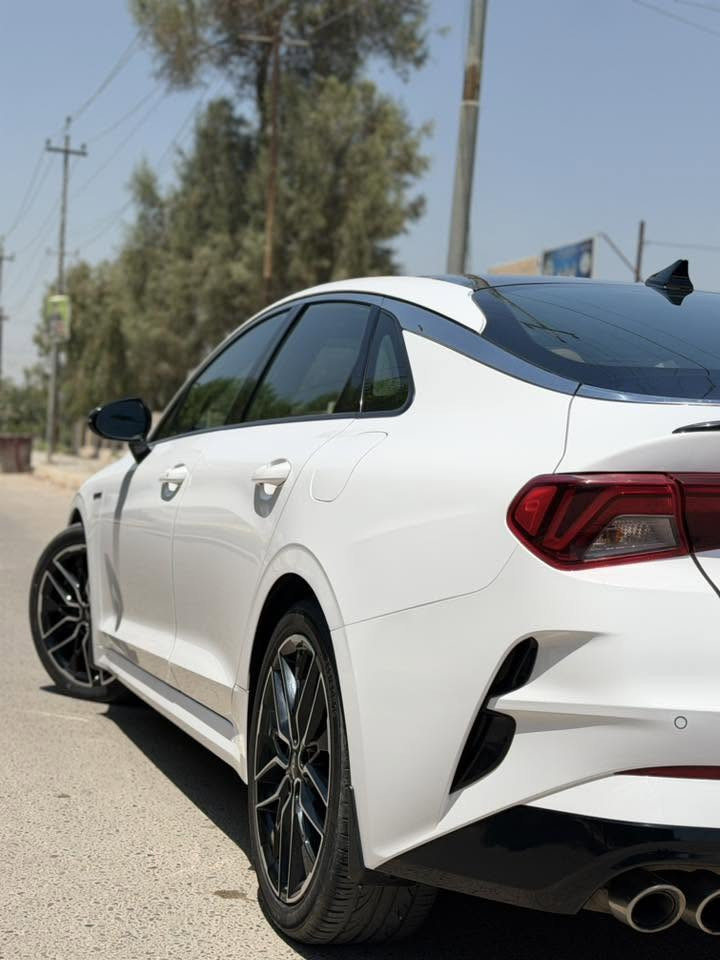 السلام عليكم
K5 GT 2500turbo 2023 
اخت الكلين 
حادثها طخة بسيطة بالجاملغ موضحة بالصور 
السيارة مختمة All black من امريكا العلامات والكتات كلهن لون اسود بلادي والمري 
داخل مشمشي 
الكشنات الامامية تدفئة وتبريد 
والخلفية ايضا بيها تدفئة 
السيارة بيها داتا شو وكلش قليل الي بيهن داتا شو 
باقي الموصفات معروفة 
السيارة رقم بغداد ب اسمي 
سنوية 2030 
مكان السيارة بابل 
السعر ٢٢٥ بيها مجال 
*********** 
***********
واتساب موجود
