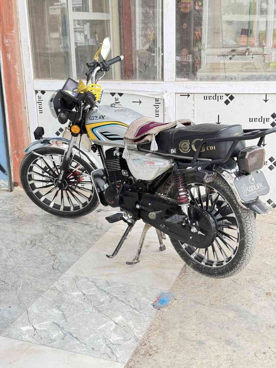 دراجة سيفون  للبيع بعدهة بحالت الوكالة نضيفة فول مناقصهة اي شي شلعة فول بس الباتري كاعد مكاني عنبكية السعر ٨٥٠وبيهة مجال قليل ***********
