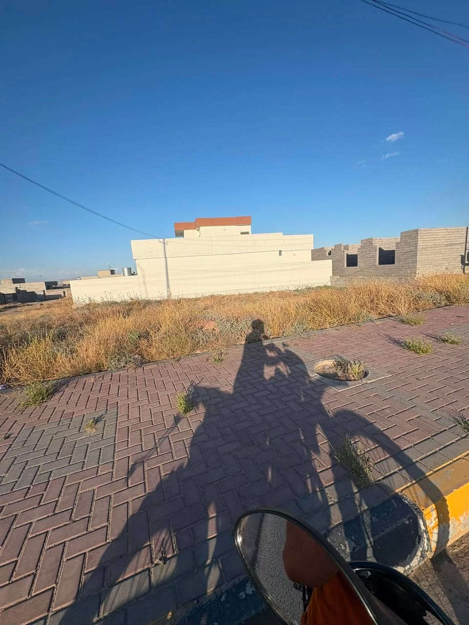 ارض للبيع مساحتها 400ركن عل حولي مباشرا مي وكهرباء 
سكنيه سعرها مناسب اتصل ودلل ***********
