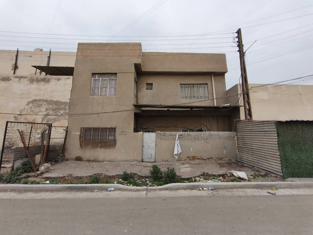 بيت للبيع حي العامل
للبيع مساحه 200م بناء ثمانينات مسلح 
البيت زنجيل على شارعين 
للستفسار اتصل 
***********
***********
