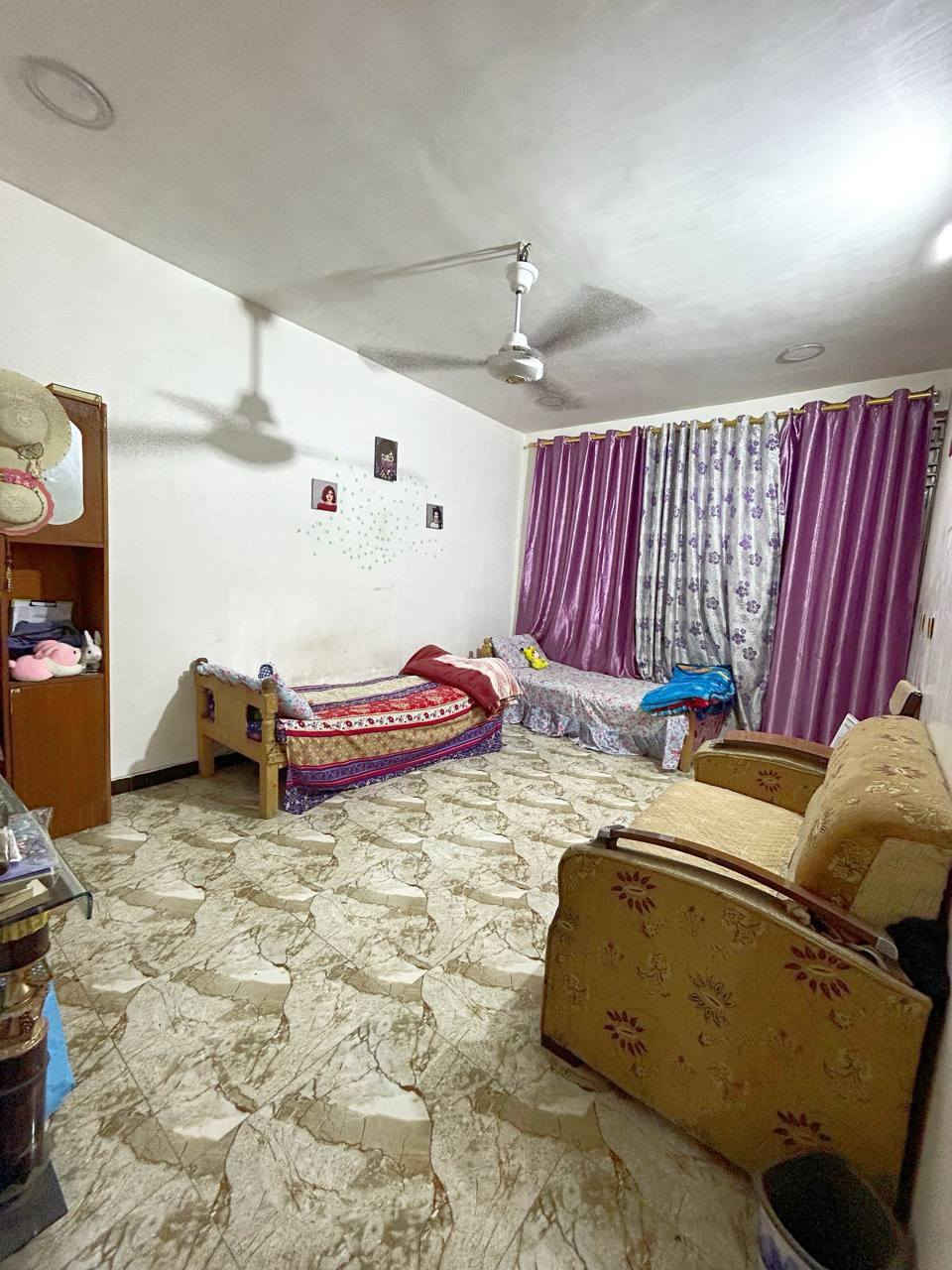 السلام عليكم.. 
دار مساحه 120 متر طابقين كامل من كلشي 
(سند 25 زراعي) 
 الواجهه 7 ونص
النزال 16 
المحتويات 
(الطابق الاول) 
 كراج سيارة مع صحيات خارجية
مطبخ 3 ونص×7
الاستقبال 4×7
غرفة نوم 4×5
مع الحمام والصحيات الارضي 3×2
(الطابق الثاني) 
حولي 4×4
غرفتين نوم 4×5
حمام وصحيات 3×2
مع بلكونات امامية + خلفية
العنوان
 كميرة شارع المركز فرع اسواق الواثق 
#السعر 152 وبي مجال 
للاتصال ***********..واتساب 
*********** رصيد
