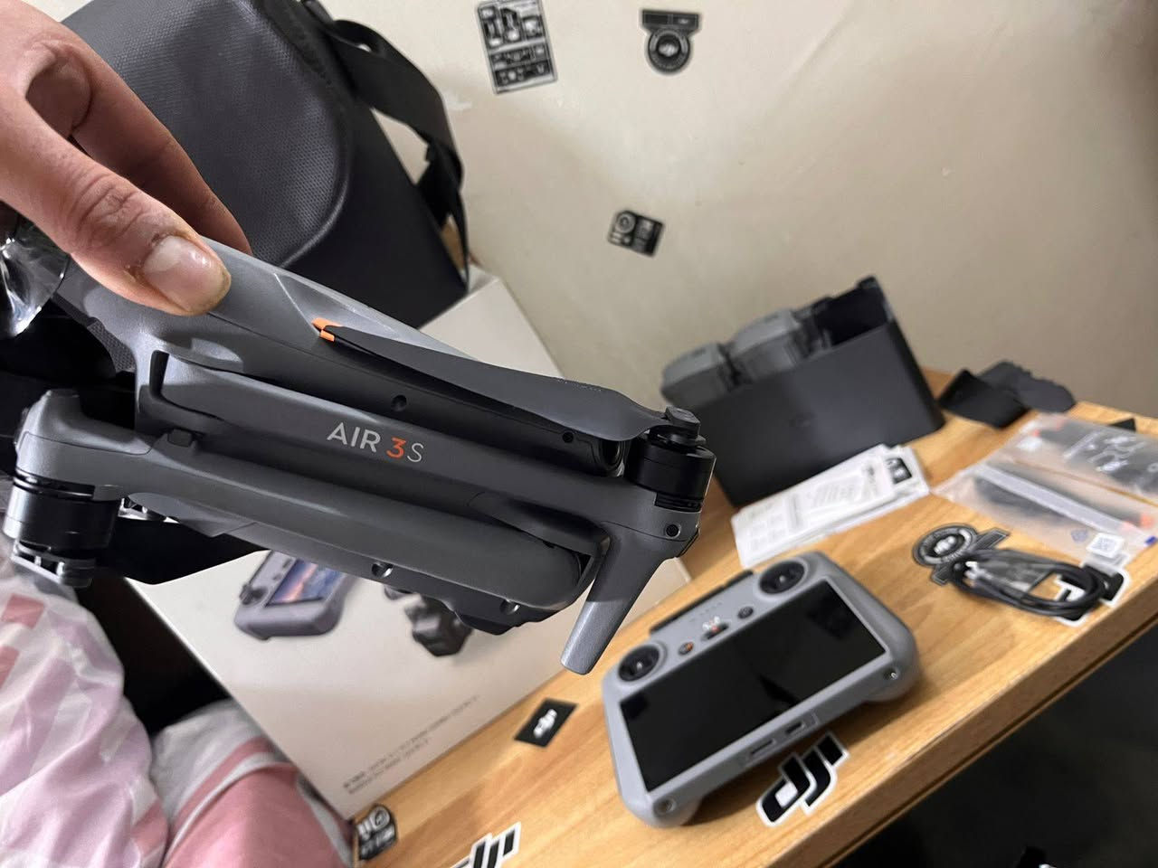 السلام عليكم 
dji.  AIR.  3.  S.  
مستعمل طايره 
43 دقيقه فقققط 
جدددددديد كومممبو 
السعر مليونين و100 
***********
