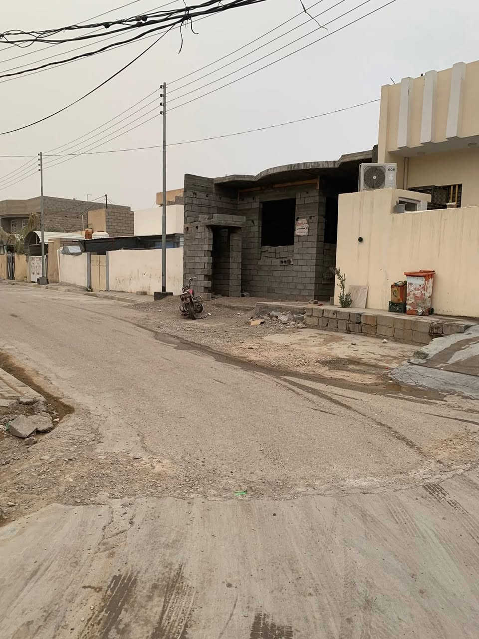 هيكل للبيع الموقع :  بعقوبة بهرز وسط حي القادسية خلف اسواق الامل
المساحة : 150 متر

الوجهية : 7.5

النزال : النزال20

جنس العقار : طابو زراعي سند25

تفاصيل الدار : يحتوي على كراج يلزم سيارة -صحيات خارجية -استقبال- مطبخ - صالة -ومجموعة درج -مناور عدد اثنين -غرفتين نوم وحدة من الغرف سويت الاستفسار الاتصال على الرقم ***********
