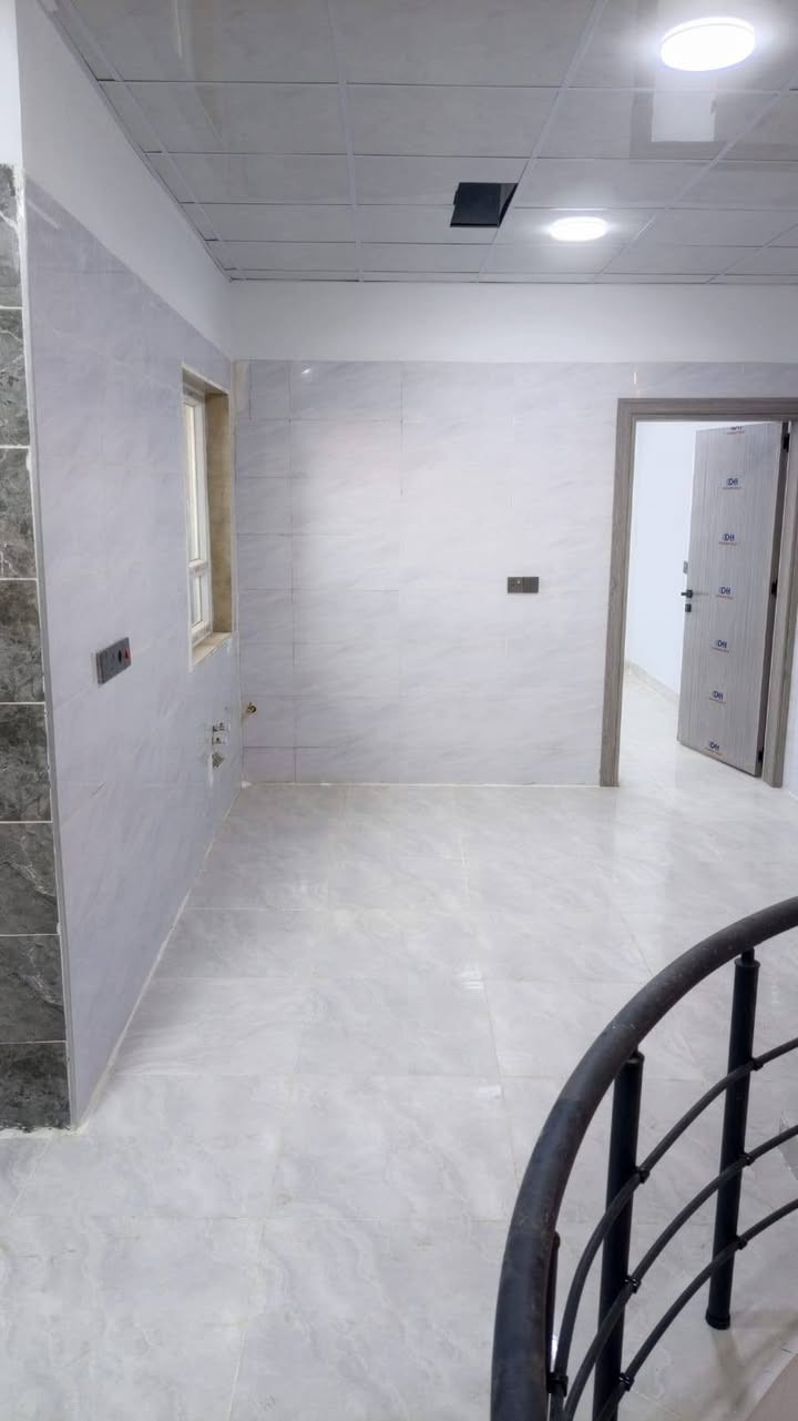 دار للبيع طابو صرف المساحة 100م الواجهة 5م بناء صفر دكتات وسقوف ثانوية البيت صاير على حديقة طابق اول استقبال مطبخ غرفه نوم صحيات داخلي وخارجي طابق الثاني نفس طابق اول وبيتونه العنوان الأسرى خلف أسواق السعادة للاستفسار الاتصال على الرقم *********** او خاص
